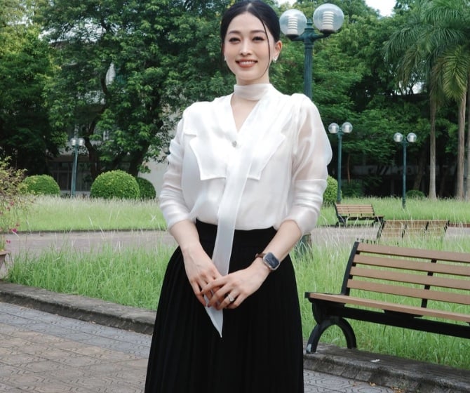 Áo blouse vải organza với phần tay phồng và chất liệu mỏng nhẹ là điểm nhấn tuyệt vời cho bộ Shbet999 com đăng nhập