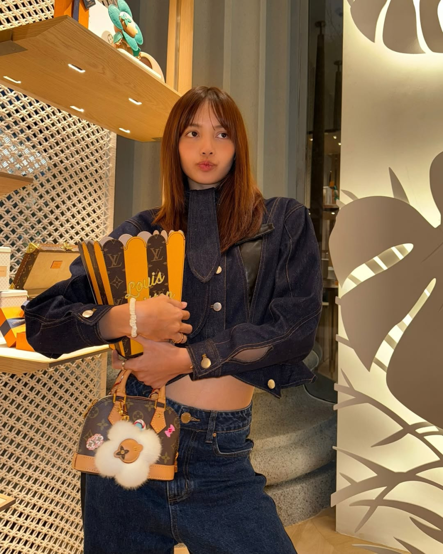  Lisa cũng thường xuất hiện với những bộ Shbet999 com đăng nhập denim-on-denim 