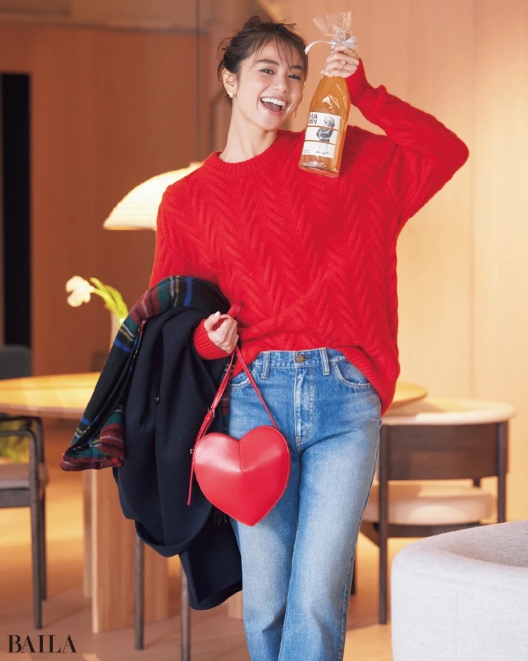 Cho dù bạn chọn áo khoác đỏ phối cùng khăn quàng cổ xanh hay áo len đỏ với quần jeans xanh, mọi lựa chọn đều mang đến vẻ ngoài thời trang, trẻ trung và nổi bật