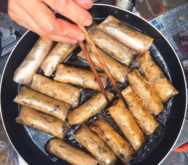 Lần thứ nhất, làm nóng dầu ở lửa nhỏ rồi cho nem vào rán chín sơ qua, sau đó gắp nem ra để lên giấy thấm dầu.   