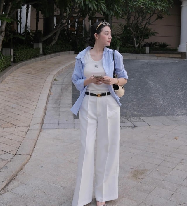 Chi tiết sơ vin làm nổi bật dáng người và tăng thêm sự chỉn chu.