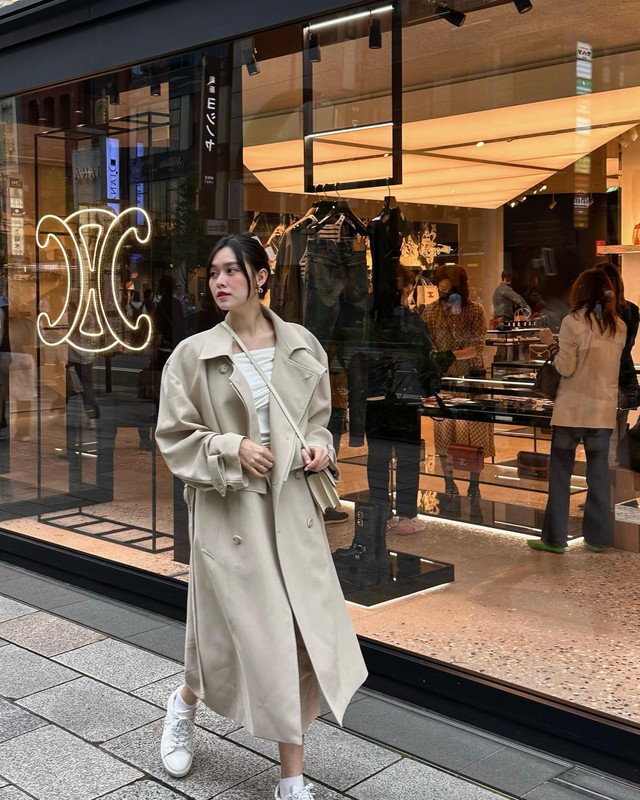 Tường San kết hợp trench coat cùng áo trắng, chân váy màu be và sneaker trắng
