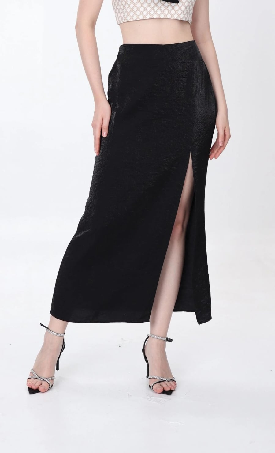 Những chiếc chân váy slit từng được coi là biểu tượng của sự quyến rũ, nhưng hiện nay, xu hướng này đang dần bị lãng quên