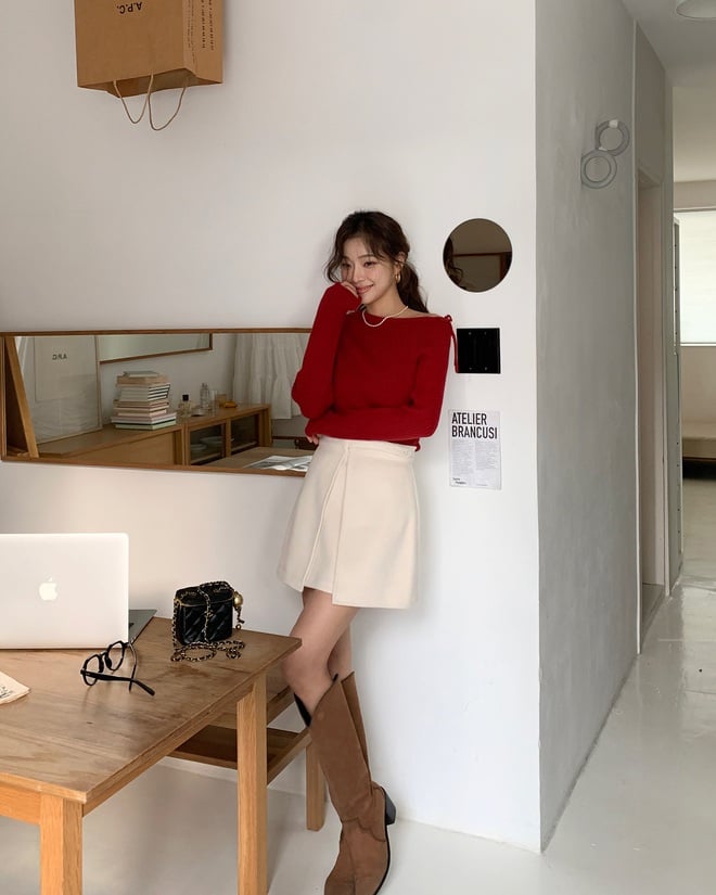 Chỉ cần kết hợp áo đỏ với quần hoặc chân váy màu đen, chị em sẽ có ngay một set đồ hài hòa và sang trọng.
