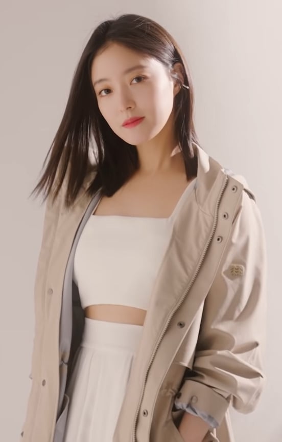 Lee Se Young cho biết trà xanh là một trong những nguyên liệu làm đẹp không thể thiếu trong routine chăm sóc da của cô. 