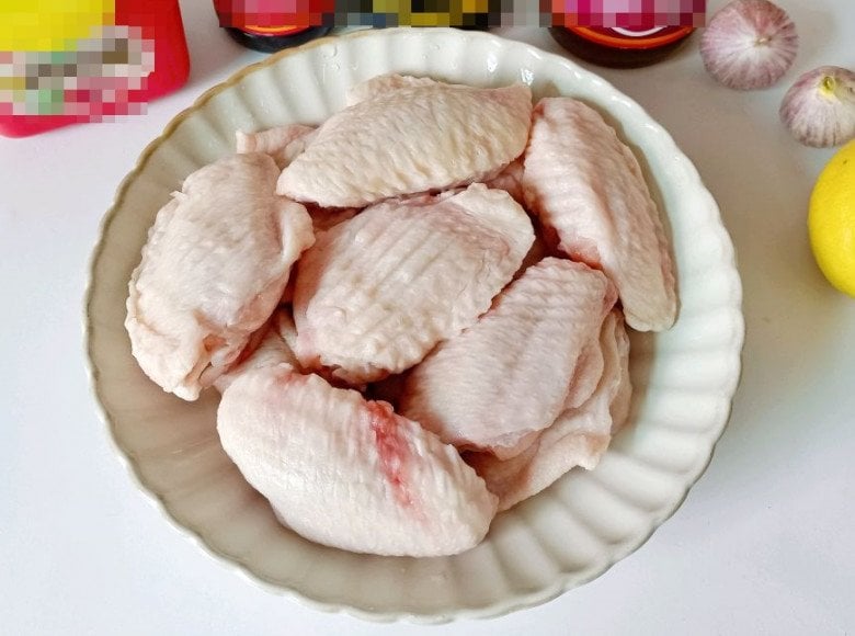 Cánh gà là nguyên liệu dễ mua, dễ chế biến và dễ ăn.