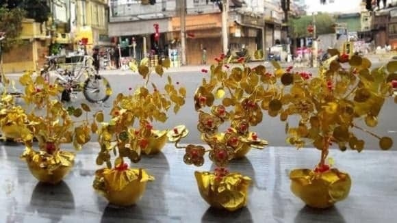 Mặc dù nhiều người tin rằng cành vàng lá ngọc mang lại sự phú quý và may mắn, nhưng nhiều chuyên gia phong thủy và lễ nghi cho rằng việc này không nên khuyến khích.