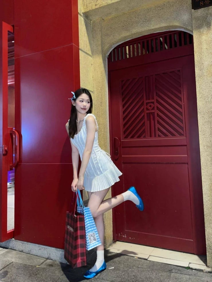 Nếu không khéo léo trong việc phối đồ, giày búp bê màu chói có thể làm phá hỏng toàn bộ set Shbet999 com đăng nhập.