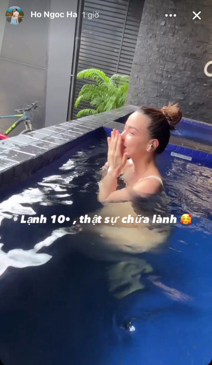 Cô khẳng định rằng việc tắm nước lạnh không chỉ cải thiện vẻ ngoài mà còn mang lại sức khỏe và tinh thần thoải mái.