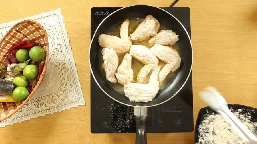 Bạn nên chiên cánh gà 2 lần để miếng thịt giòn vỏ ngoài, mềm mọng bên trong.