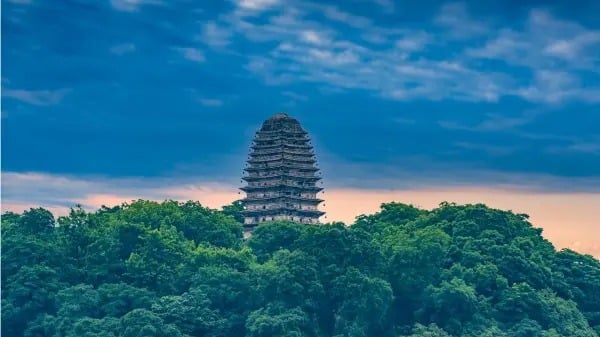 Phật giáo khuyên răn con người nên tu dưỡng tâm tính qua giới, định, huệ, và đặc biệt là diệt trừ tham, sân, si, nghĩa là phải biết đủ và không tham lam. 