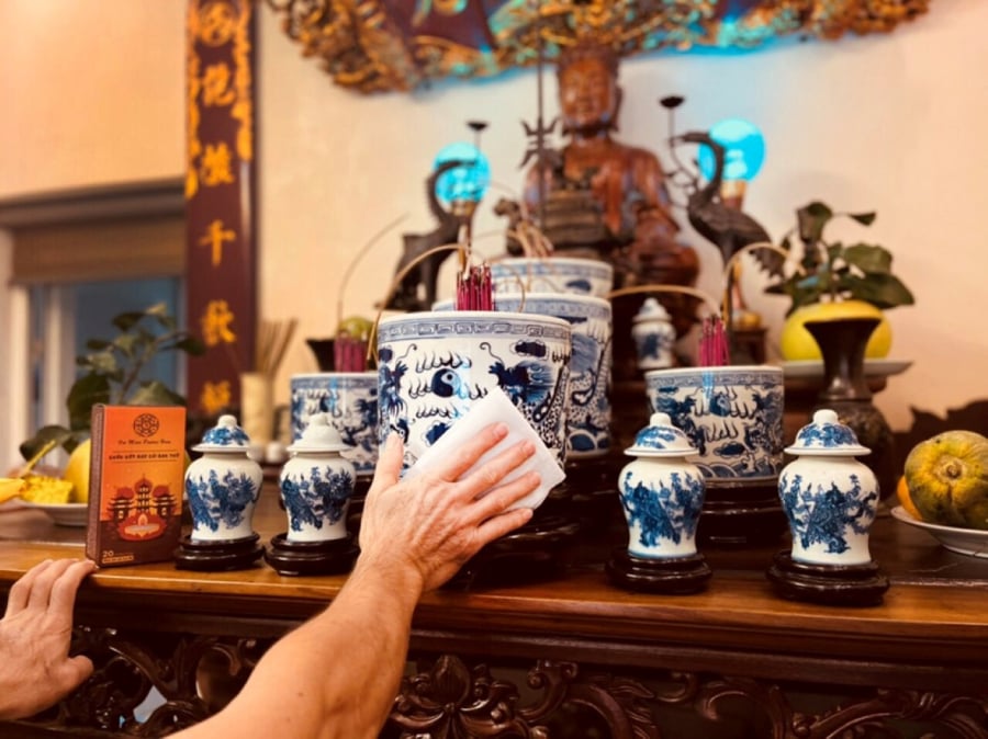 Sau lễ cúng ông Công ông Táo vào ngày 23 tháng Chạp, các Shbet111 slot, casino, thể thao, xổ số thường bắt đầu bao sái bàn thờ và rút tỉa chân nhang. (Ảnh minh họa)