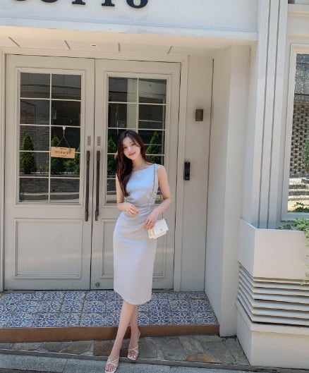 Váy dài luôn là biểu tượng của sự thướt tha và nữ tính.