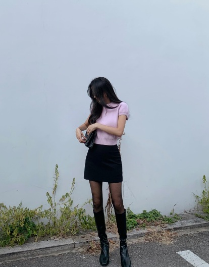 Nếu bạn muốn làm mới phong cách của mình, đừng ngần ngại thử sức với chân váy ngắn.