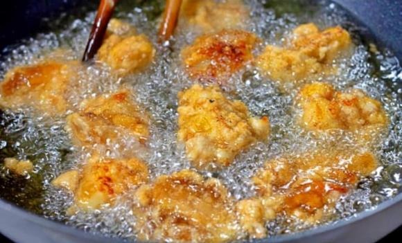 Hiện tượng dầu bắn trong khi chiên rán thường xảy ra khi có nước trong dầu. 