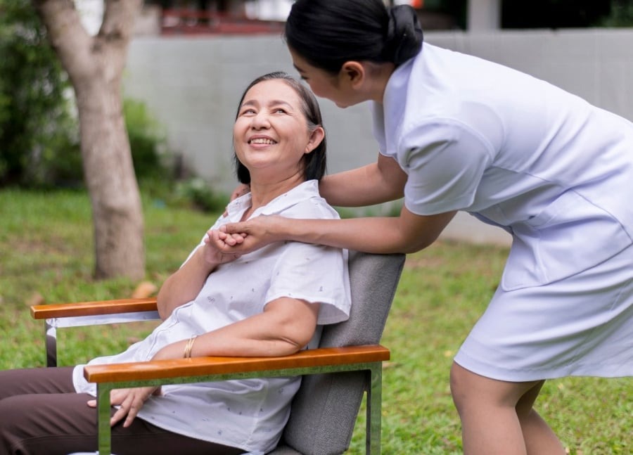 Mặc dù người lớn tuổi thường sở hữu kinh nghiệm quý báu và khả năng giải quyết nhiều vấn đề phức tạp, nhưng đôi khi điều này có thể khiến họ cảm thấy tự mãn về kiến thức và kinh nghiệm của mình.