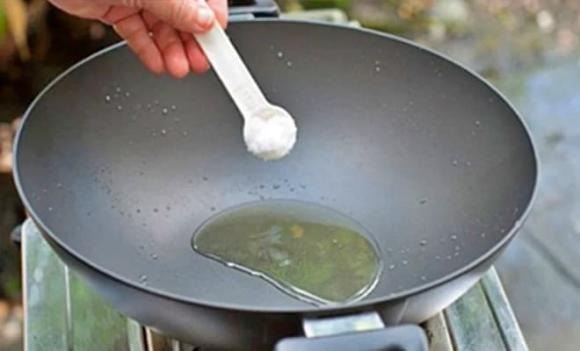 Nhỏ vài giọt nước cốt chanh lên thực phẩm và thoa đều trước khi chiên. 