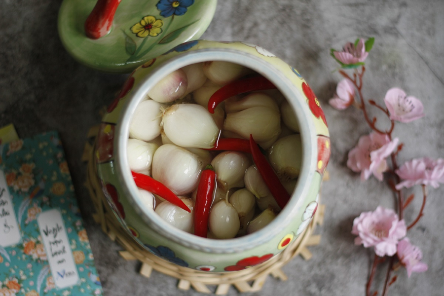 Khi ăn, bạn nên sử dụng dụng cụ sạch để gắp hành ra, tránh khuấy trộn vì như vậy sẽ tạo bọt trắng khiến hành nhanh hỏng.    