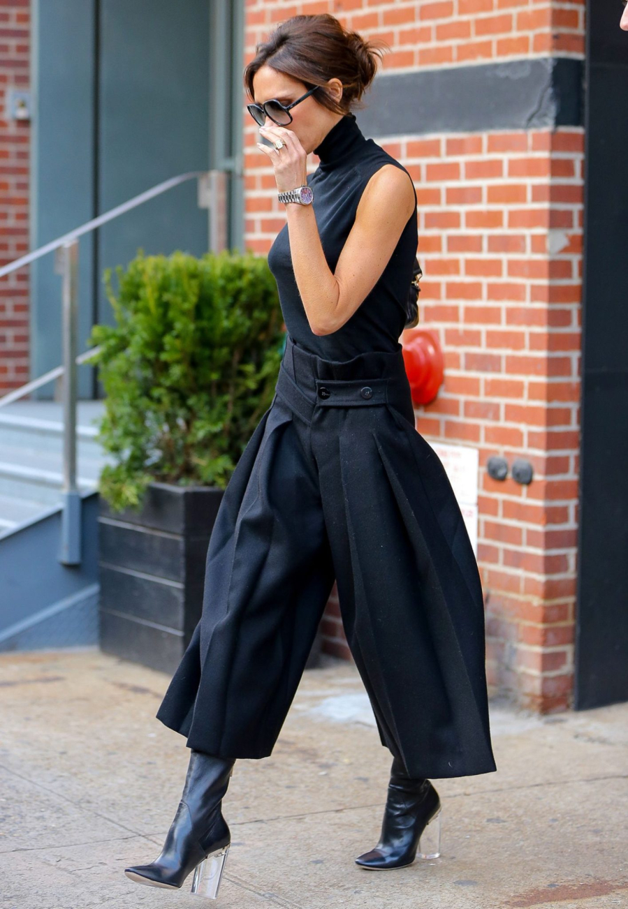 Quần culottes với phần đáy rộng tạo cảm giác như một chiếc váy, mang lại vẻ ngoài mềm mại nhưng vẫn giữ được sự thoải mái.