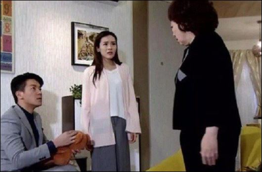 Dù mẹ chồng là người có bao dung đến mấy thì chắc chắn nếu bạn có những hành vi không đúng thì họ cũng sẽ lên tiếng. (ảnh minh họa)