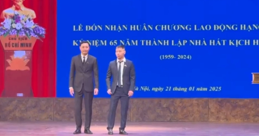 Trong Lễ kỷ niệm 65 năm thành lập Nhà hát Kịch Hà Nội, NSND Công Lý được UBND TP Hà Nội trao bằng khen. 