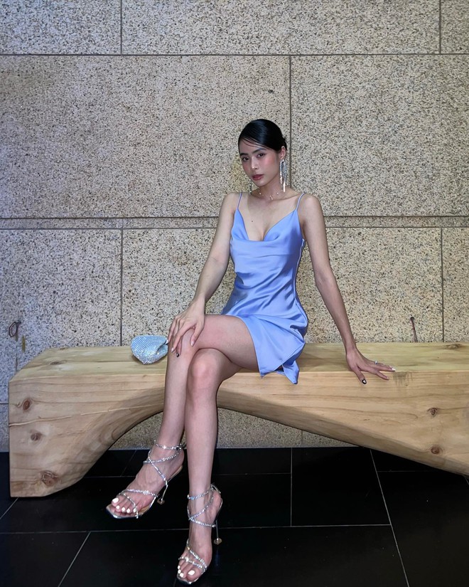 Những món đồ này không chỉ mang lại vẻ năng động, trẻ trung mà còn giúp cô 