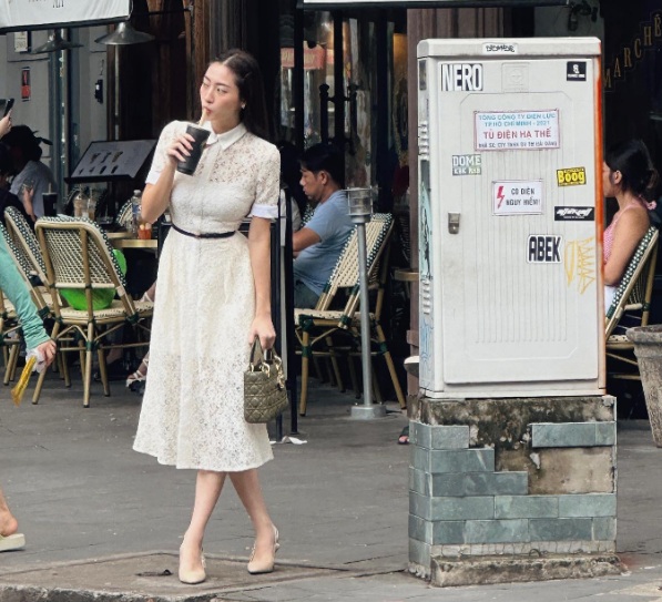 Với mẫu váy ren trắng nhấn eo, Lương Thùy Linh trông thanh lịch và chỉn chu.
