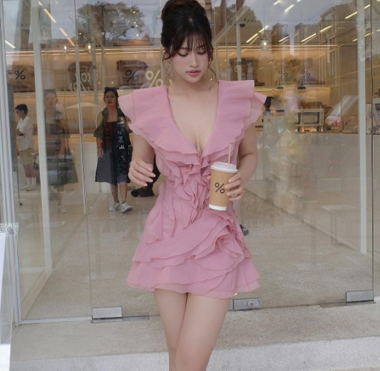 Cũng với thiết kế bèo nhún nhưng tông hồng pastel, Thiên Ân mang đến một hình ảnh nữ tính và quyến rũ. 