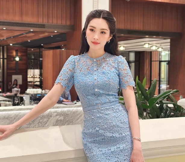 Chi tiết nhấn eo làm nổi bật vóc dáng, tạo nên vẻ ngoài tinh tế, thanh lịch.