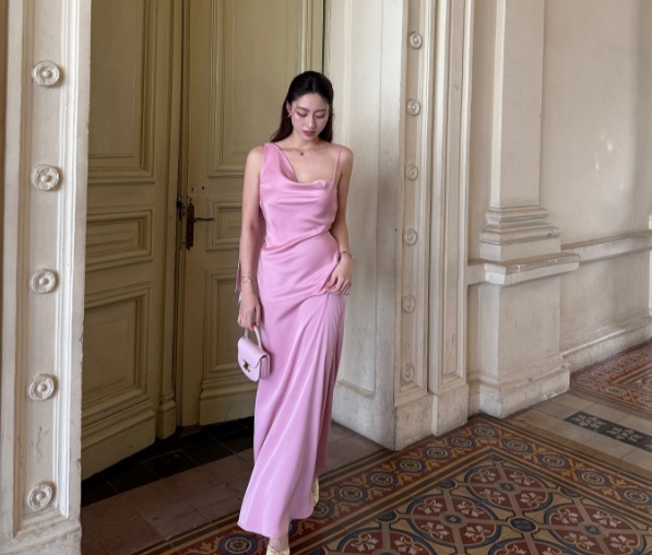 Váy lụa hồng pastel giúp Lương Thùy Linh trở nên quyến rũ và rạng rỡ. 
