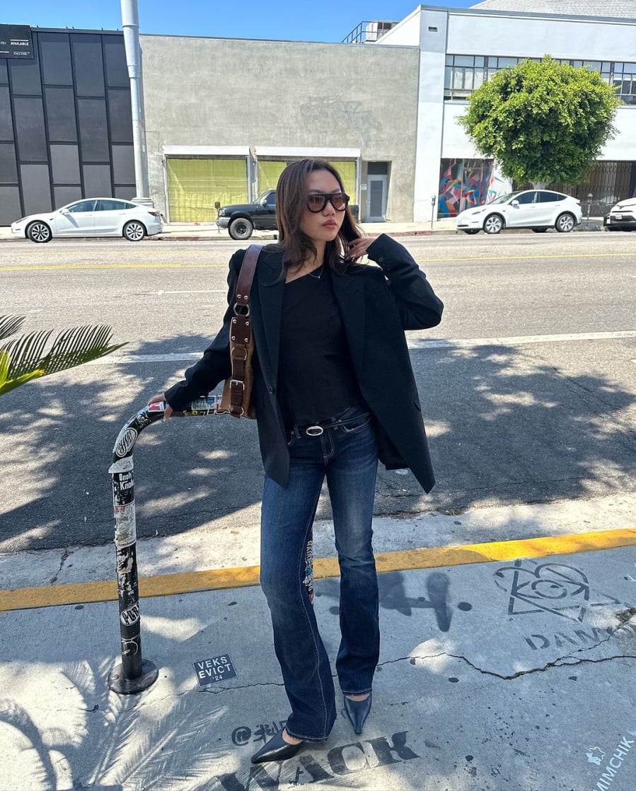 Đối với phong cách công sở, blazer dáng vừa hoặc ôm sát phối cùng skinny jeans giúp tạo nên sự chuyên nghiệp