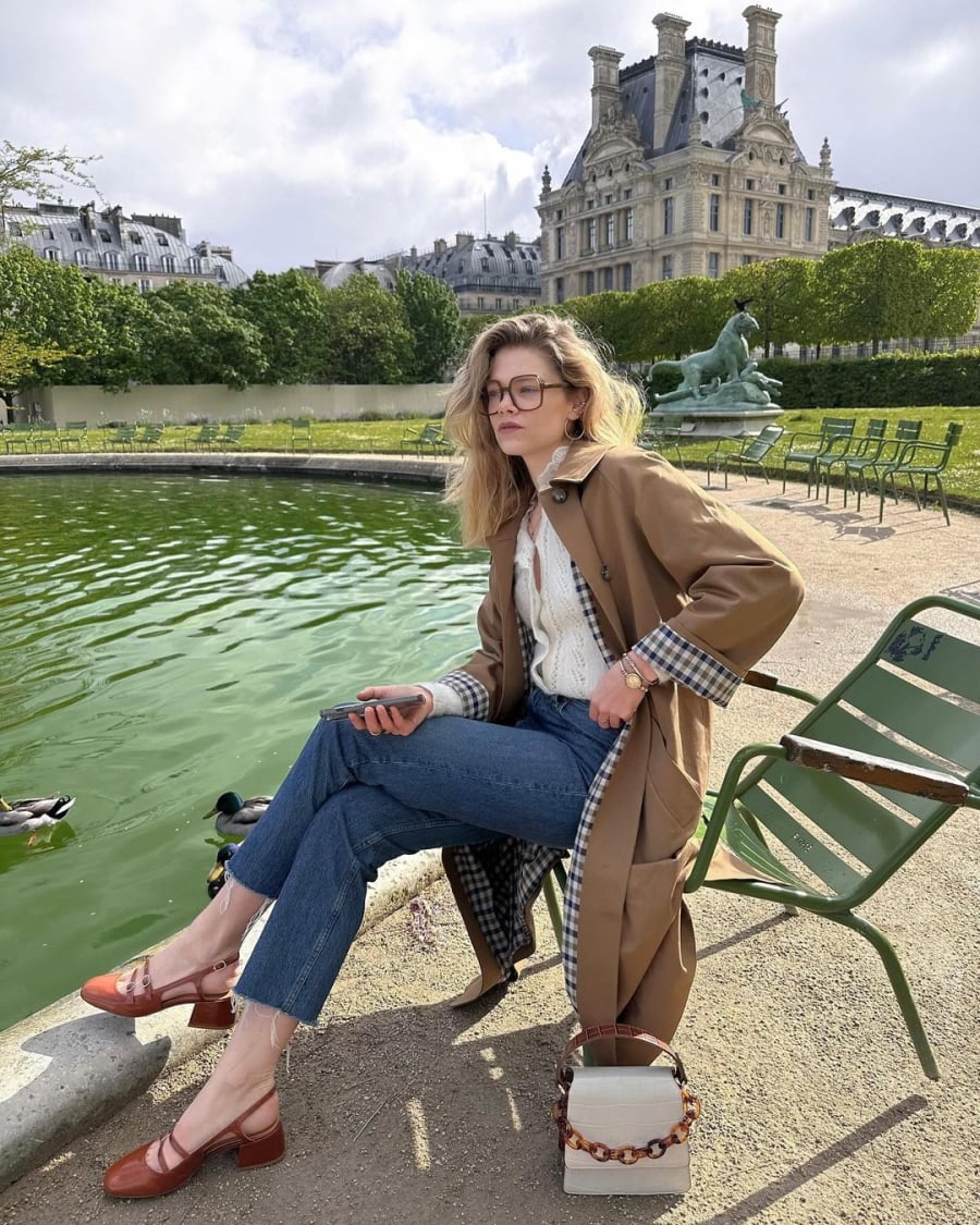 Trench coat không chỉ mang đến sự ấm áp mà còn giúp outfit của bạn trông sang trọng và thời thượng.