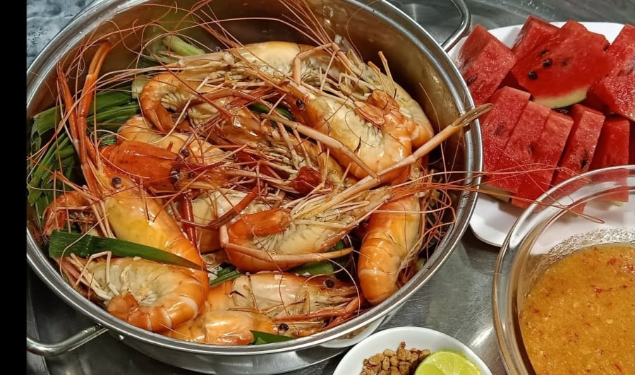 Thả nắm lá này vào nồi luộc tôm: 10 con ngon ngọt cả 10, lên màu đỏ au, không tanh
