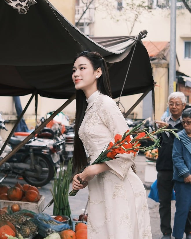 Thiết kế cổ truyền thống càng làm tôn lên phong cách nhẹ nhàng, đầy khí chất.
