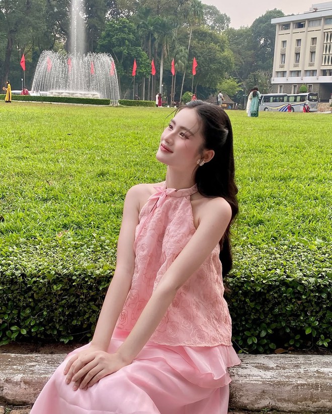 Thiết kế cổ yếm độc đáo cùng lớp voan thêu hoa hai tầng mang đến vẻ ngọt ngào, nữ tính
