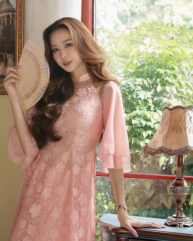 Với áo dài ren hồng pastel nhẹ nhàng, Bảo Ngọc thể hiện thần thái kiêu sa và thanh thoát.