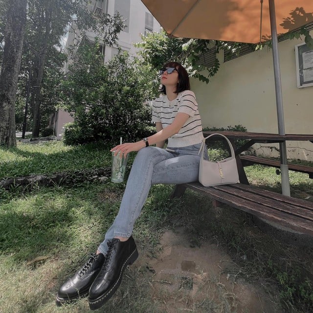 Áo len kẻ ngang kết hợp với quần jeans xanh là công thức không bao giờ lỗi mốt, giúp 