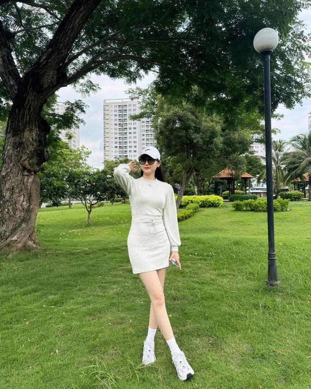Với bộ váy len mỏng, Hải Tú mang đến một hình ảnh trẻ trung và năng động