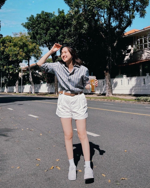 Áo sơ mi kẻ sọc kết hợp với quần short trắng là một trong những set đồ thời thượng, nổi bật và tinh tế.