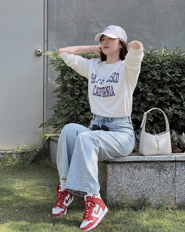 Đôi giày sneaker đỏ là điểm nhấn thêm phần nổi bật cho bộ đồ.    