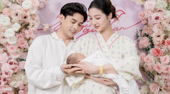 Hồ Quang Hiếu hạnh phúc đón con đầu lòng