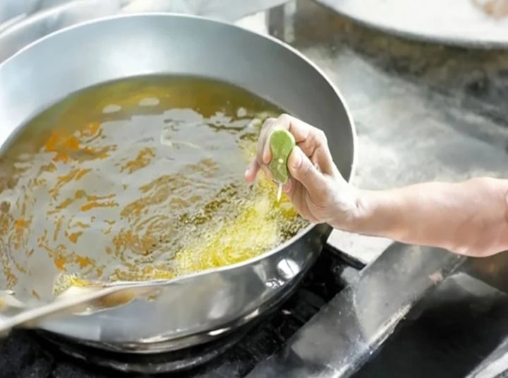 Vắt chanh vào chảo dầu, chiên rán gì cũng vàng giòn, chẳng lo dính nát