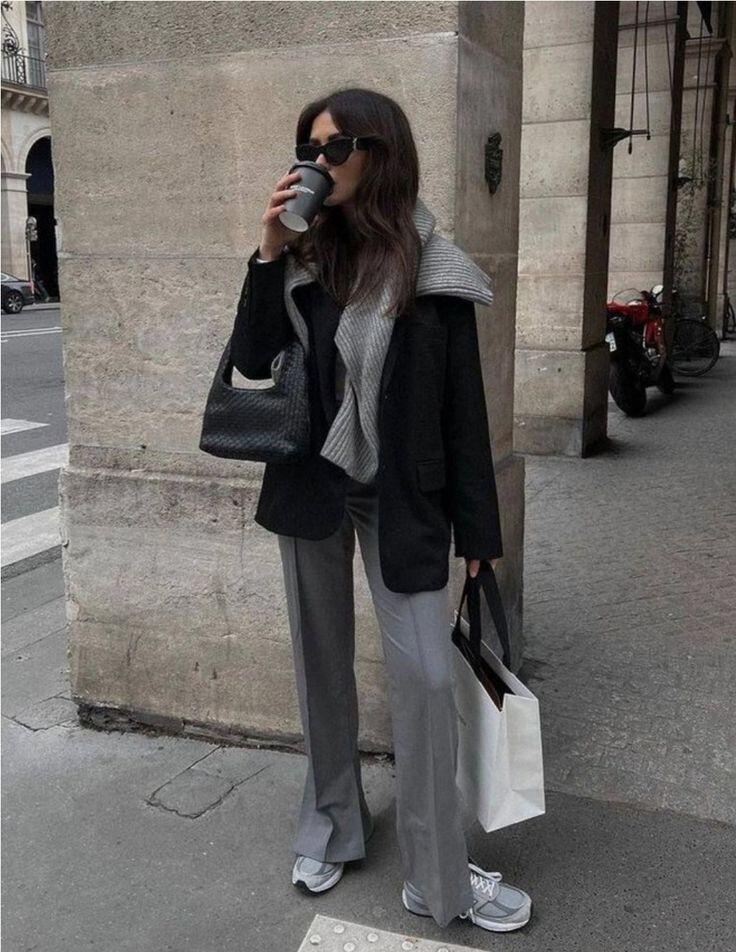 Khi phối hợp quần xám với giày chunky, bạn có thể dễ dàng chuyển mình từ phong cách casual sang smart-casual chỉ trong chớp mắt