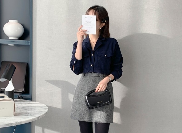 Một chiếc chân váy len mềm mại rất phù hợp để đi làm hay dạo phố, trong khi chân váy dạ lại thích hợp hơn cho những dịp cần sự lịch sự.