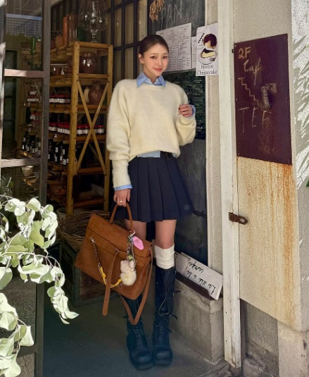 Một đôi boots cao cổ không chỉ giúp giữ ấm mà còn tăng thêm vẻ thời thượng cho set đồ của bạn.
