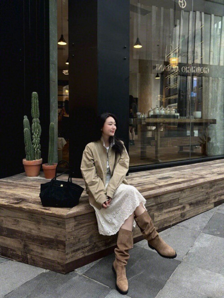 Váy maxi bay bổng và boots cao cổ, tạo nên vẻ đẹp phóng khoáng và thu hút.