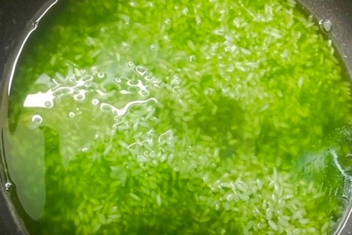 Để bánh chưng có màu xanh đẹp mắt bạn có thể ngâm gạo nếp với nước lá nếp hoặc lá riềng