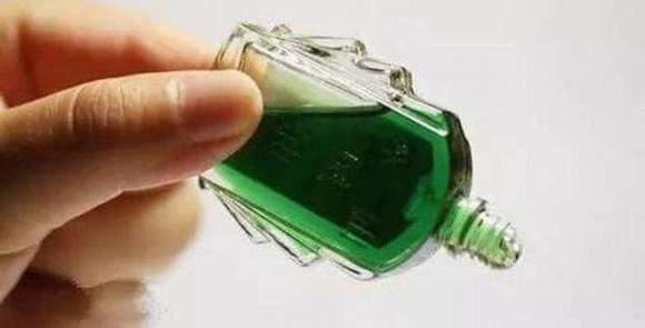 Dầu gió không chỉ khử mùi mà còn là một giải pháp tự nhiên giúp đuổi muỗi. 