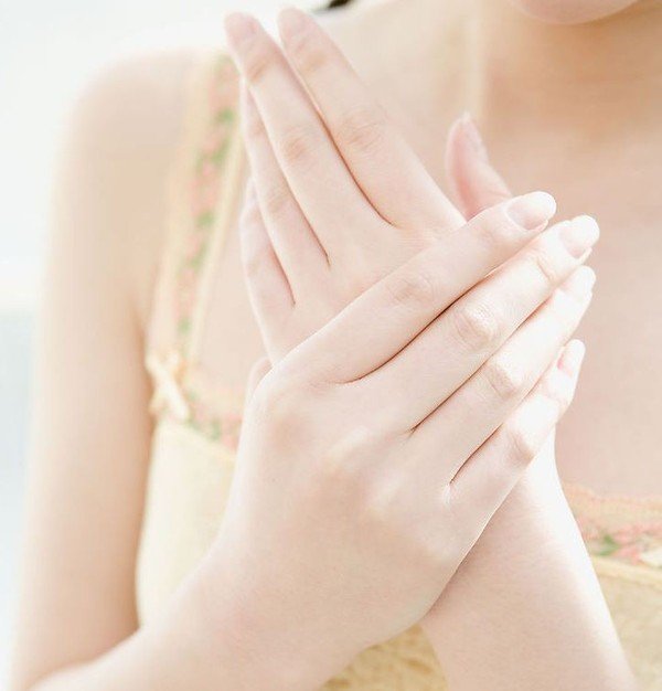  Bạn có thể sử dụng các sản phẩm tẩy tế bào chết chuyên dụng hoặc tự chế hỗn hợp từ đường và dầu dừa.