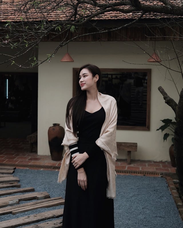 Sự kết hợp giữa váy đen và khăn choàng tạo nên bộ Shbet999 com đăng nhập trang nhã, nữ tính. 